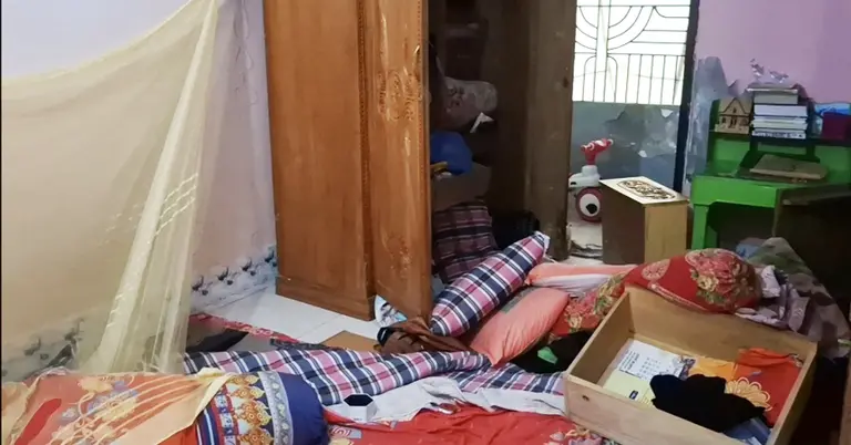 লুটপাটের কারণে তছনছ হয়ে যাওয়া ঘর